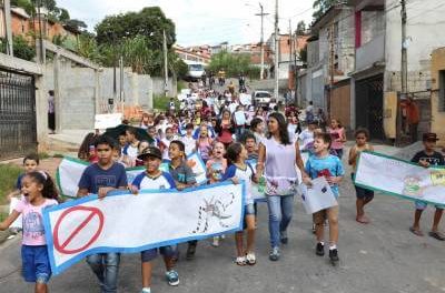 Alunos da Emef Aurora Rodrigues fazem caminhada para conscientização em combate a dengue