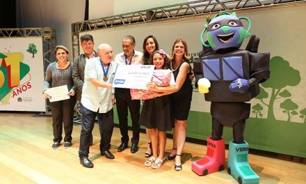 Gersinho premia vencedores do concurso “Mascote da Coleta Seletiva”